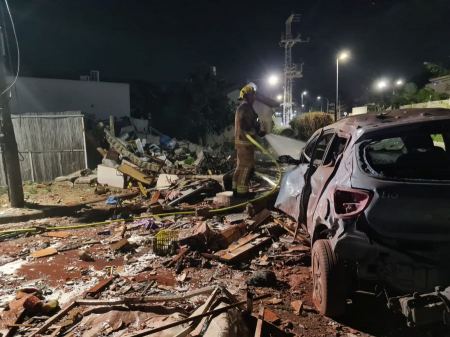 اشكلون الاطفاء والانقاذ يعمل على اخماد حريق جراء صاروخ سقط في ساحة منزل